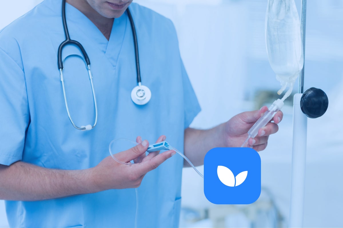 Врач проверяет капельницу